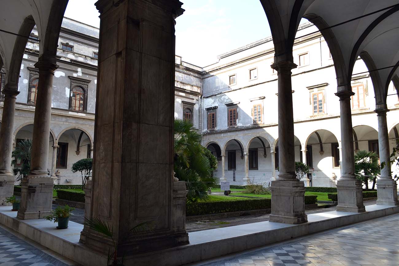 11Chiostro di Marmo grande Archivio di Stato di Napoli a B.I.TU.S Borsa Internazionale del Turismo Scolastico e della Didattica Fuori dalla Classe